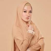 Ciri khas model busana Lyra Virna Syari adalah penggunan bahan yang flowy bernuansa feminin. Penampilan cantik seperti ini akan menyegarkan suasana Lebaranmu. Foto: Instagram/LyraVirna