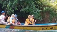 Kedalaman sungai ini sekitar 20 meter, namun ada satu titik yang memiliki kedalaman sekitar 100 meter lebih dan biasanya guide tidak akan melintasi area ini. Traveler bisa menyusuri Sungai Maron ini dalam waktu 45 menit dengan menyewa perahu. (qurotuayunin/Instagram)