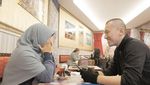 Intip Gaya Ngopi Ustaz Felix Siauw Bareng Istri dan Temannya di Sini