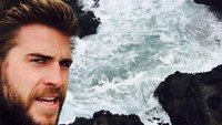Selfie berlatar pesisir pantai (liamhemsworth/Instagram)