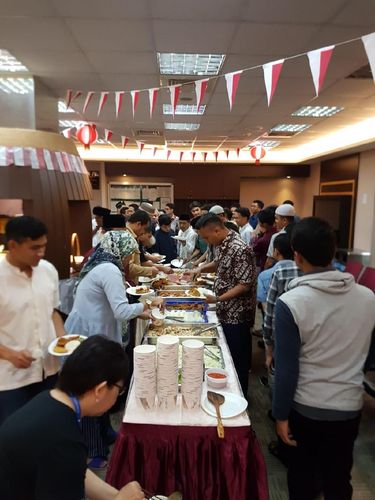 Makan bersama. 