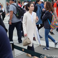 Coat berwarna beige dengan desain yang minimalis menjadi andalan penoton Roland Garros ini. Ia menyempurnakan gayanya dengan handbag dan wedges coklat, berikut payung putih yang senada dengan blusnya. Tres chic!  Foto: Daniel Ngantung/Wolipop