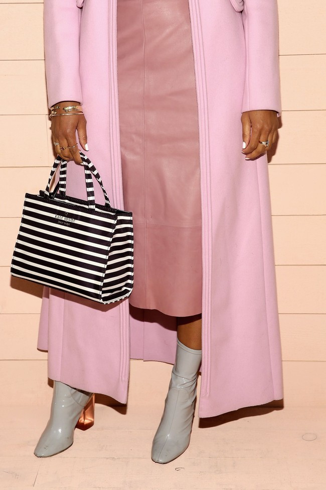 Polkadot dan garis hitam-putih menjadi salah satu motif ikonik dari brand asal New York ini. Desain ini memulai debut pada presentasi New York Fashion Week tahun 2012, dengan dijadikan motif tas, sepatu, bahkan kuku. Foto: Dok. Getty Images