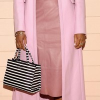 Polkadot dan garis hitam-putih menjadi salah satu motif ikonik dari brand asal New York ini. Desain ini memulai debut pada presentasi New York Fashion Week tahun 2012, dengan dijadikan motif tas, sepatu, bahkan kuku. Foto: Dok. Getty Images