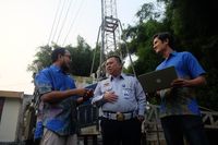 (Ki-Ka) Head Customer Experience XL Axiata, Ahmad Hamzah, Direktur Bina Keselamatan Kementerian Perhubungan, Ahmad Yani dan Head Telco Service Operation XL Axiata, Hendrik meninjau salah satu mobile BTS yang berada di tol Merak dalam rangka kerjasama XL Axiata dan Kementerian Perhubungan untuk menyediakan informasi mudik dalam format digital di Jakarta, Rabu (6/6)
