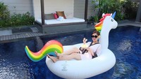 Selain foto bersama item fashion branded, Bella juga sering memamerkan gaya kulinerannya lewat instagram. Seperti yang satu ini, Bella asyik bersantai di atas floaties sambil menikmati sepiring buah segar. Foto: instagram @bellashofie5292