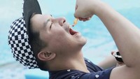 Terlihat sangat lahap, begini gaya Glenn Alinskie sedang menikmati keripik renyah. Jadi pengen nih! Foto: Instagram @glennalinskie