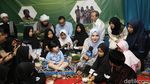 Keluarga Asix saat Buka Bersama dengan Yatim Piatu