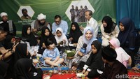 Keluarga ini mengaku senang bisa mengadakan acara tersebut. Foto: Hanif Hawari/detikHOT