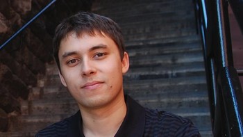 Memiliki ayah berkebangsaan Bangladesh yang memeluk agama Islam membuat Karim memilih untuk menjadi seorang muslim. (Foto: Internet)