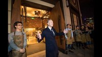 Bisa dibilang Howard sukses menciptakan budaya ngopi lewat Starbucks yang dikembangkannya. Menikmati kopi kini sudah jadi bagian dari gaya hidup. Foto: Istimewa