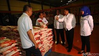 Beras Kita Premium 5 Kg dijual dengan harga Rp 59.000 hingga Rp 61.000. Sementara Beras Kita Medium 5 Kg dengan harga Rp 43.000 hingga Rp 45.000.