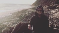 Anjing peliharaannya juga sering diajak menikmati pantai (liamhemsworth/Instagram)