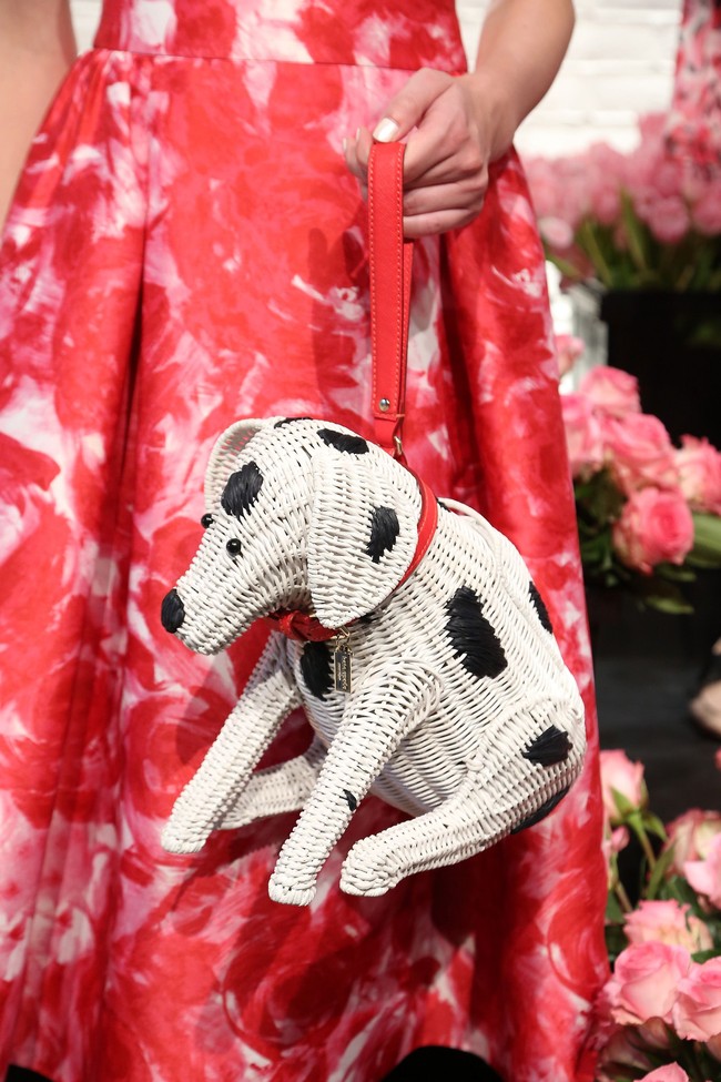 Tas rotan Kate Spade yang ikonik dibuat dalam bentuk yang unik, misal hewan hingga buah. Foto: Dok. Getty Images