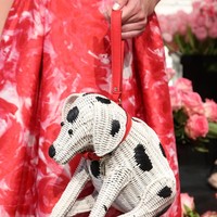 Tas rotan Kate Spade yang ikonik dibuat dalam bentuk yang unik, misal hewan hingga buah. Foto: Dok. Getty Images