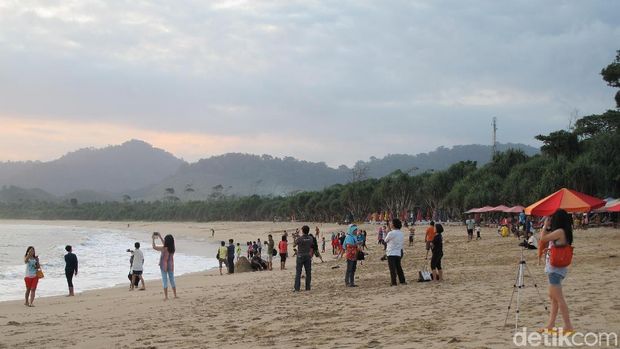 Pantai Pulau Merah, salah satu tempat terbaik menikmati sunset di Banyuwangi
