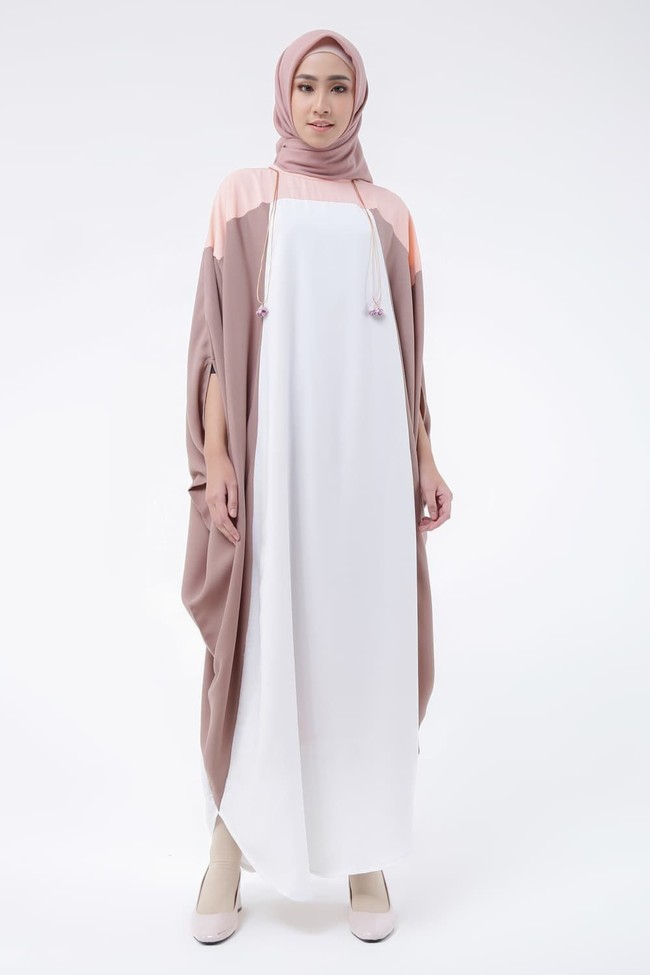 Opsi kaftan menarik lainnya datang dari situs Hijup. Latifah Dress dari brand Abame itu terlihat manis dengan kombinasi warna dan aksen tassel-nya. Dapatkan busana tersebut dengan Rp 429 ribuan. Foto: Hijup