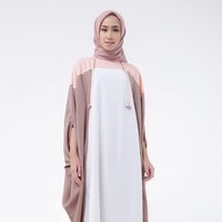 Opsi kaftan menarik lainnya datang dari situs Hijup. Latifah Dress dari brand Abame itu terlihat manis dengan kombinasi warna dan aksen tassel-nya. Dapatkan busana tersebut dengan Rp 429 ribuan. Foto: Hijup