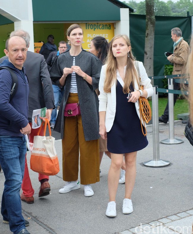Dua wanita cantik ini menunjukkan seni bergaya Parisian chic dengan sentuhan sporty. Entah itu memadukan sneakers putih dengan kaus bergaris, wide-pants coklat, serta coat berbahu lebar dan sebuah statement sling-bag, atau mini-dress navy yang simpel, berikut blazer putih dan tas bermodel mencolok. Anda tinggal pilih.  Foto: Daniel Ngantung/Wolipop