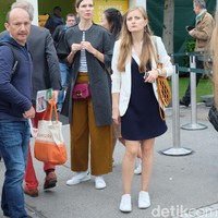 Dua wanita cantik ini menunjukkan seni bergaya Parisian chic dengan sentuhan sporty. Entah itu memadukan sneakers putih dengan kaus bergaris, wide-pants coklat, serta coat berbahu lebar dan sebuah statement sling-bag, atau mini-dress navy yang simpel, berikut blazer putih dan tas bermodel mencolok. Anda tinggal pilih.  Foto: Daniel Ngantung/Wolipop