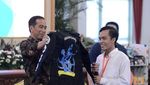 Momen Bona Pencolek Jokowi Dihadiahi Jaket Asian Games di Istana