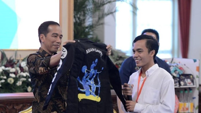 Bona Pencolek Jokowi diberi jaket Asian Games
