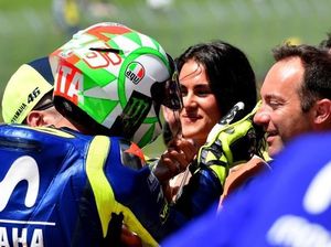 Potret Mesra Valentino Rossi dan Francesca Sofia Novello hingga di Paddock MotoGP