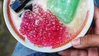 Dilihat dari warnanya, es Jaipong ini memang menarik. Lihat tuh, ada perpaduan warna merah, hijau, hitam, kuning dan juga cokelat. Mau? Foto: Instagram @dinaaryani.ig