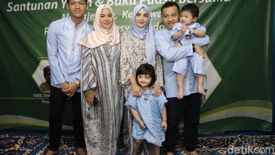 Keluarga Asix saat Buka Bersama dengan Yatim Piatu