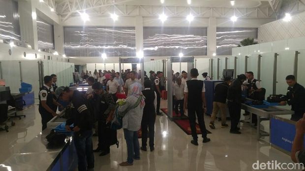 Bunga Untuk Penumpang Pertama Terminal Baru Bandara Semarang