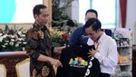 Momen Bona Pencolek Jokowi Dihadiahi Jaket Asian Games di Istana