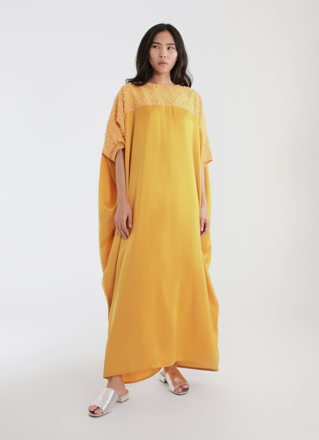 Desainer Larissa Duliar juga menyediakan pilihan kaftan. Zahiya Kaftan warna kuning mustard ini pun akan terlihat segar dikenakan di Hari Lebaran. Item seharga Rp 1,2 jutaan itu hadir dengan dengan aksen kain tenun ATBM di bagian atasnya. Foto: Bobobobo