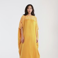 Desainer Larissa Duliar juga menyediakan pilihan kaftan. Zahiya Kaftan warna kuning mustard ini pun akan terlihat segar dikenakan di Hari Lebaran. Item seharga Rp 1,2 jutaan itu hadir dengan dengan aksen kain tenun ATBM di bagian atasnya. Foto: Bobobobo