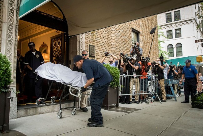 Tak disangka kesuksesan yang diraihnya tak membuatnya bahagia. Kate Spade diketahui menderita depresi. Dia pun memilih mengakhiri hidupnya dengan menggantung dirinya memakai scarf dari brand Kate Spade, di apartemennya di New York, Selasa (5/6/2018), sekitar pukul 10.20 waktu setempat.  Foto: Dok. Getty Images