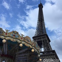 Komedi putar di dekat Menara Eiffel. Permainan ini bisa menjadi alternatif untuk menikmati Menara Eiffel dengan cara yang berbeda. Foto: Daniel Ngantung/Wolipop