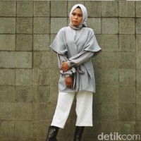 Top, Scarf, Outer, Pants: Meccanism. Fotografer: Niko W/detikcom. Makeup Artist: Mirabella Cosmetics. Lokasi: Gedung Bank Mega, Tendean Jakarta. Stylist: Silmia Putri. Model: Dwi Gema Soegesti. [Finalis Hijab Hunt 2018]