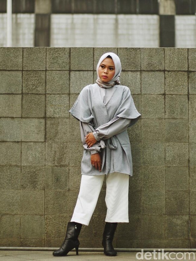 Top, Scarf, Outer, Pants: Meccanism. Fotografer: Niko W/detikcom. Makeup Artist: Mirabella Cosmetics. Lokasi: Gedung Bank Mega, Tendean Jakarta. Stylist: Silmia Putri. Model: Dwi Gema Soegesti. [Finalis Hijab Hunt 2018]