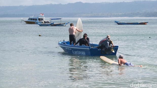 Turis siap-siap main surfing di Pantai G-Land, Banyuwangi