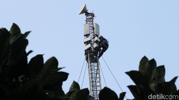 Petugas memanjat BTS untuk mengecek jaringan XL Axiata