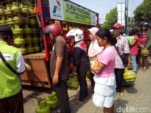 Warga Berebut Elpiji 3 Kg di Pasar Murah di Kudus