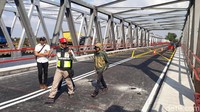 Tiap dua minggu sekali, Jembatan Widang juga masih melalui proses pengecekan oleh tim Bina Marga Jatim agar bila ditemukan perubahan maka bisa segera diketahui. Proses monitoring rencananya akan dilakukan secara rutin hingga akhir tahun ini. (Foto: Ainur Rofiq/detikcom)