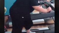 Lama kelamaan dirinya mulai mundur tidak sanggup mengikuti ritme lari dari treadmill. (Foto: Facebook/9gag)
