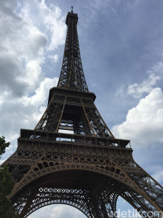 Lebih dekat dengan Menara Eiffel. Dibangun pada 1887, menara buah desain Gustave Eiffel ini dikunjungi sekitar 7 juta turis tiap tahunnya. Tahun lalu, seperti dikutip France 24, Menara Eiffel merayakan kunjungan pengunjungnya yang ke-300 juta. Foto: Daniel Ngantung/Wolipop
