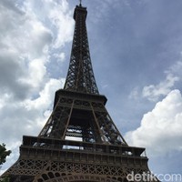 Lebih dekat dengan Menara Eiffel. Dibangun pada 1887, menara buah desain Gustave Eiffel ini dikunjungi sekitar 7 juta turis tiap tahunnya. Tahun lalu, seperti dikutip France 24, Menara Eiffel merayakan kunjungan pengunjungnya yang ke-300 juta. Foto: Daniel Ngantung/Wolipop