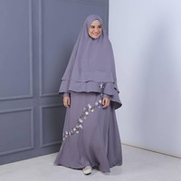 Shireen Sungkar memiliki beberapa brand fashion, seperti Zashi dan Gerai Hawa. Di Gerai Hawa, Shireen mendesain busana set syari dengan aksen bordir yang cantik. Tampilan spesial yang cocok untuk lebaran. Foto: Instagram/GeraiHawa