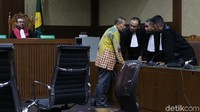 Hakim mengatakan suap itu diberikan Aditya ke Sudiwardono agar ibu Aditya, Marlina Moha Siahaan, diputus bebas dalam proses banding di PT Manado. Pemberian suap ke Sudiwardono itu dilakukan dalam beberapa tahap.