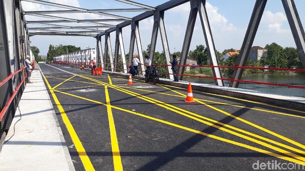Ambrolnya Jembatan Widang dan Masalah Kelebihan Muatan 