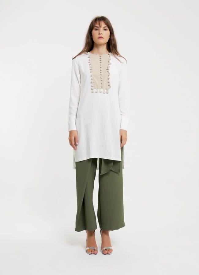 Tunik lain yang cocok dipakai di hari raya datang dari brand Eesome. Terutama untuk Anda yang mencari atasan warna putih. Off White Kezia Tunic seharga Rp 349 ribu ini punya detail tassel yang unik. Foto: Bobobobo