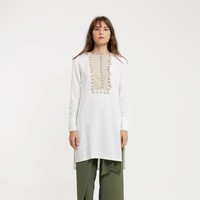 Tunik lain yang cocok dipakai di hari raya datang dari brand Eesome. Terutama untuk Anda yang mencari atasan warna putih. Off White Kezia Tunic seharga Rp 349 ribu ini punya detail tassel yang unik. Foto: Bobobobo