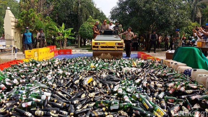 Polres Cilegon Musnahkan 9.771 Botol Miras